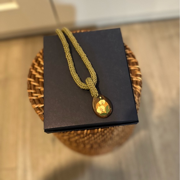 Necklace - sage woven choker with wooden floral inlay pendant - Picture 3 of 3